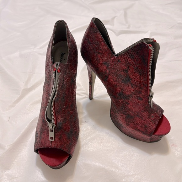 Stunning Red Snake Skinned Platform Heels - Size 10 - Picture 1 of 3